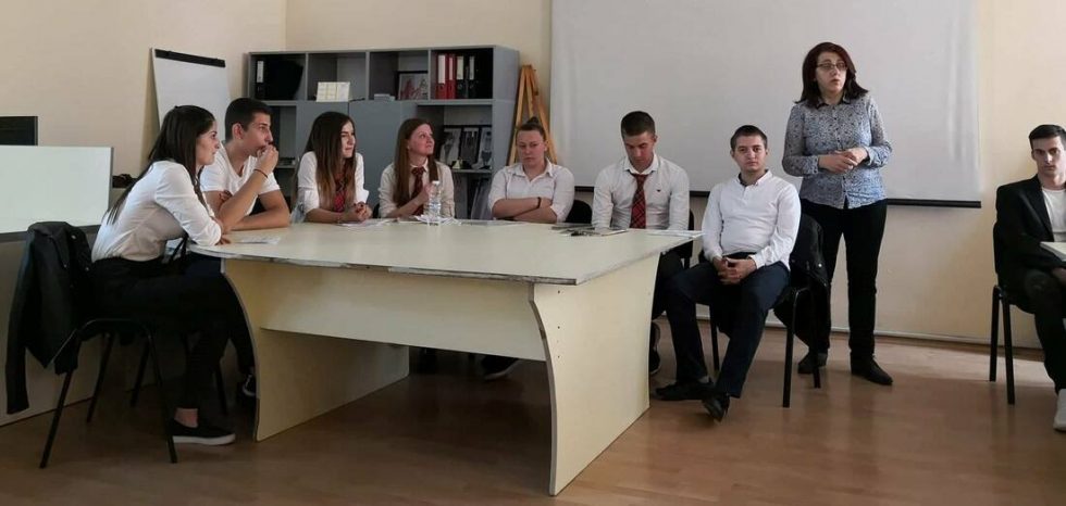 Дванадесетокласници от НПГ „Д.Талев“ представиха „Прилагане на теоретичните зания по икономическите дисциплини в практиката“