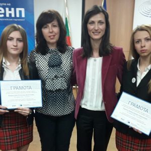 Наградените в осмия национален ученически конкурс – Владислава Димитрова и Карина Коршумова заминават за Брюксел