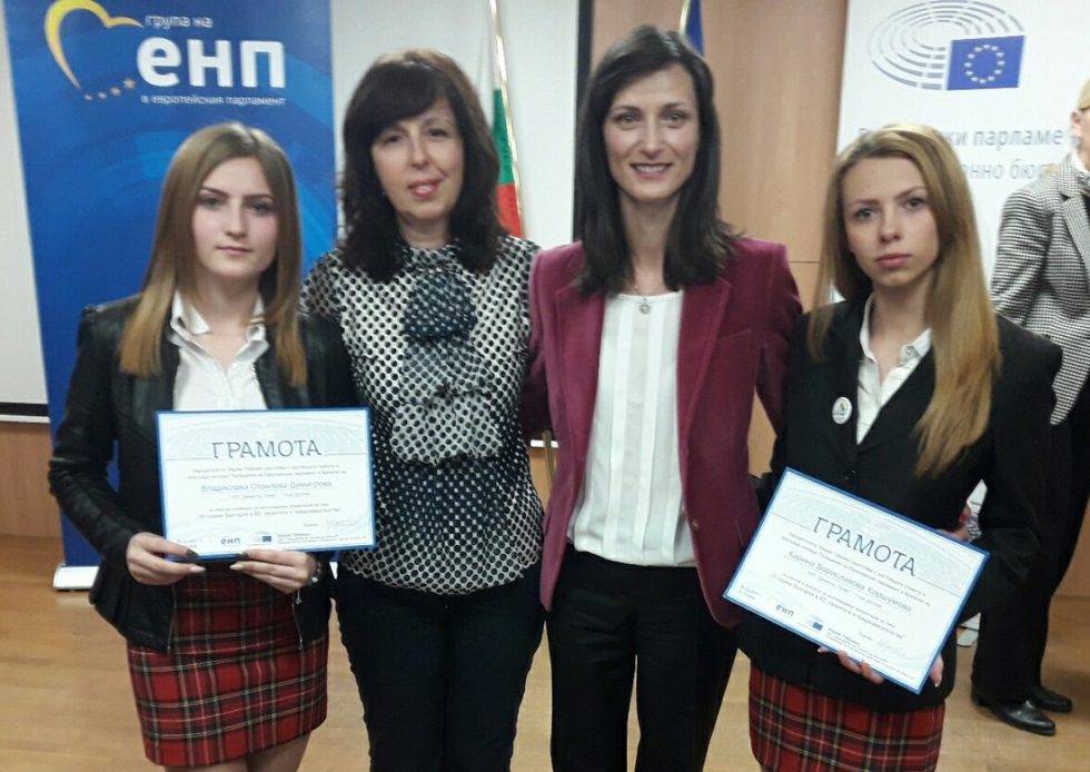 Наградените в осмия национален ученически конкурс – Владислава Димитрова и Карина Коршумова заминават за Брюксел