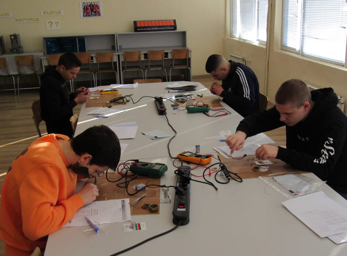 Училищен кръг на  състезанието по приложна електроника “Мога и зная как”