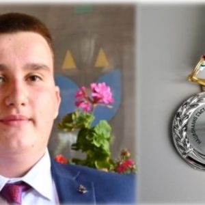 Aтанас Бекташев от 12.Б клас е приет в УНСС след призово класиране на Национално състезание