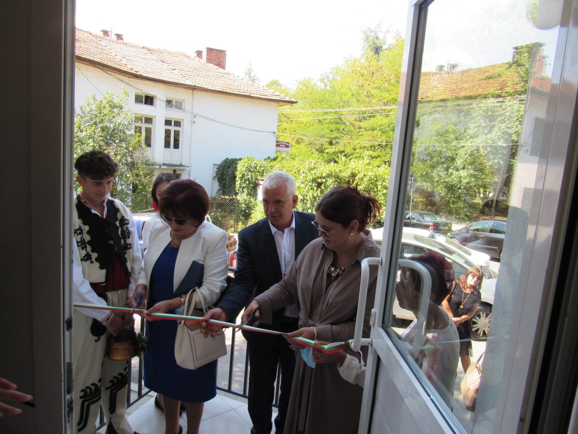 Г-жа Янка Такева, г-н Ивайло Златанов  и г-жа Мария Георгиева тържествено прерязаха лентата на новия Учебен център по туризъм в НПГ „ Д. Талев“