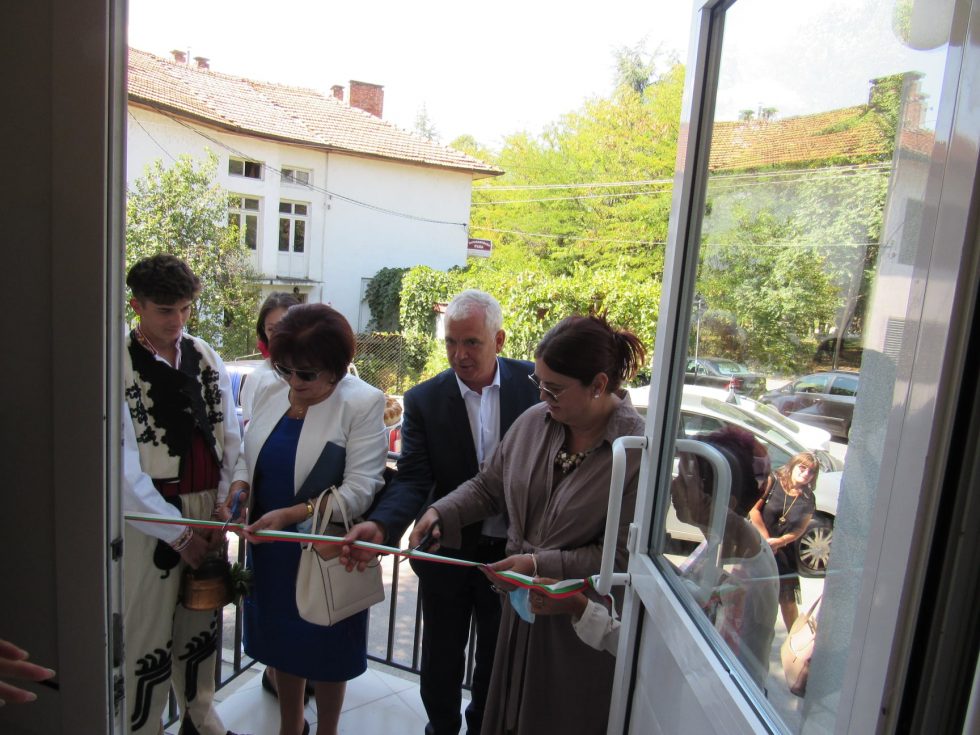 Г-жа Янка Такева, г-н Ивайло Златанов  и г-жа Мария Георгиева тържествено прерязаха лентата на новия Учебен център по туризъм в НПГ „ Д. Талев“