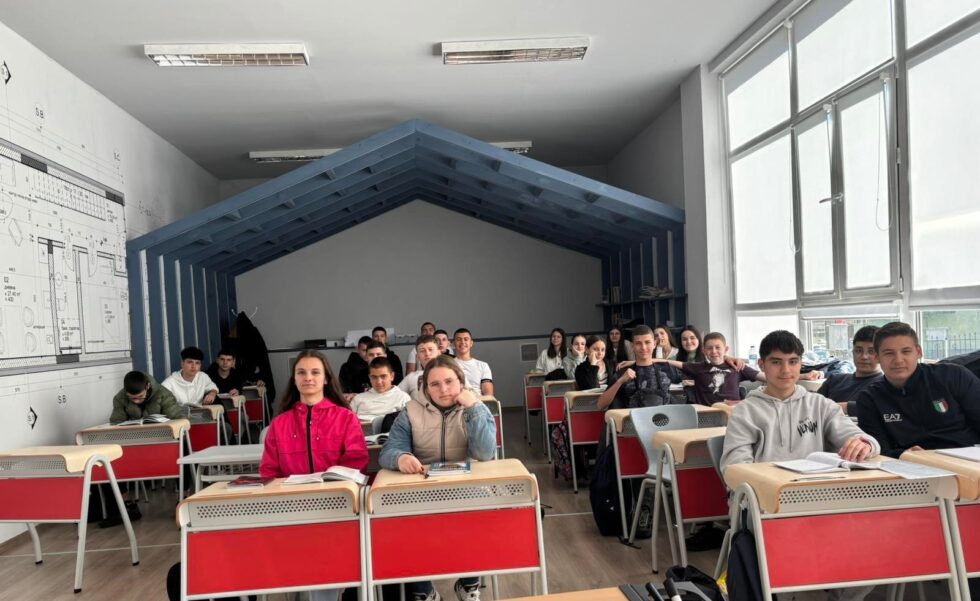 В урока по английски език учениците специалност „Строителство и архитектура“ направиха своите първи стъпки като бъдещи архитекти