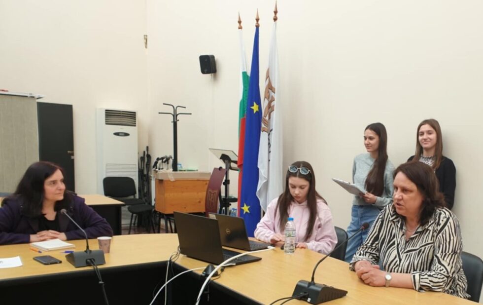 Възпитаници на НПГ взеха участие в Кръгла маса на тема: ,,Добри практики в обучението по философия и гражданско образование“