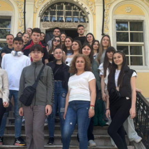 По повод великденските и майските празници учениците от НПГ посетиха гостуващата фотоизложба на Исторически музей- Самоков „Светини от България и Света гора – Атон“
