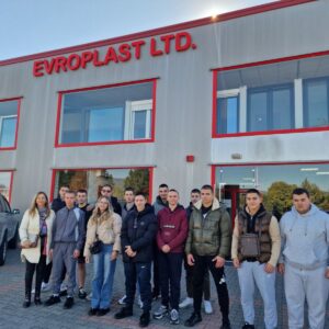 Вдъхновения от практиката: Единадесетокласници от НПГ се потопиха в света на индустриалната роботика Вдъхновения от практиката: Единадесетокласници от НПГ се потопиха в света на индустриалната роботика