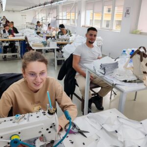 Ученици от НПГ, специалност „Конструиране, моделиране и технология на облеклото от текстил“, провеждат своята учебна практика в рамките на Дейност № 8 от проект „МПОО“ 2025