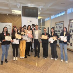 Директорът на НПГ връчи грамоти на учениците, участвали в Регионалното състезание за философско есе 2026