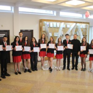 Директорът на отличи с грамоти ученици, представили се блестящо на областния кръг на състезанието по информационни технологии