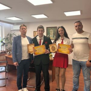 Ученици от VIII „e“ клас достойно се представиха на престижни национални и международни конкурси Ученици от VIII „e“ клас достойно се представиха на престижни национални и международни конкурси
