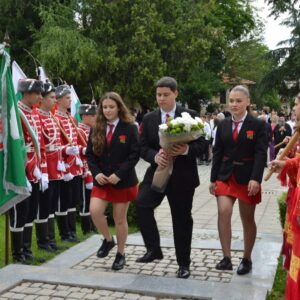 С преклонение пред подвига и безсмъртието на Христо Ботев