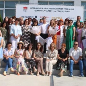 Има учители, които освен преподавателската си работа- и вдъхновяват, възпитават, оставят частица от себе си във всяко поколение Има учители, които освен преподавателската си работа- и вдъхновяват, възпитават, оставят частица от себе си във всяко поколение